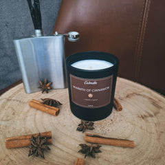 Bougie Cannelle Warmth Of Cinnamon Calmdle be dans un pot noir avec bâtons de cannelle et anis étoilé