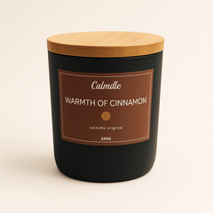 Bougie Cannelle Warmth Of Cinnamon de Calmdle be avec pot noir mat et couvercle en bois naturel