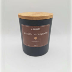 Bougie Cannelle Warmth Of Cinnamon Calmdle avec pot noir et couvercle en bois naturel