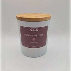 Bougie Sakura sanctuary - fleur de cerisier avec un pot blanc et un couvercle en bois