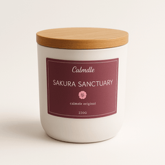 Bougie Sakura sanctuary - fleur de cerisier Calmdle be avec pot blanc et couvercle en bois