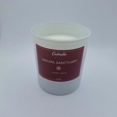 Bougie Sakura sanctuary - fleur de cerisier dans un pot blanc avec étiquette bordeaux Calmdle