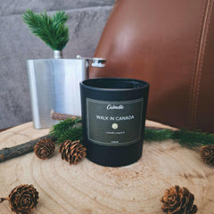 Bougie Sapin Walk in Canada Calmdle be noire avec décoration de pommes de pin sur bois