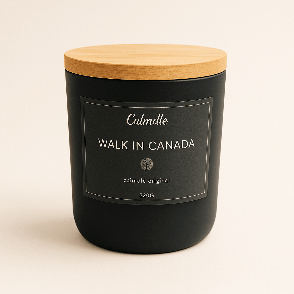 Bougie Sapin Walk in Canada Calmdle be avec pot noir mat et couvercle en bois naturel