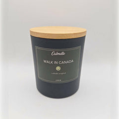 Bougie Sapin Walk in Canada Calmdle avec pot noir et couvercle en bois naturel 220g