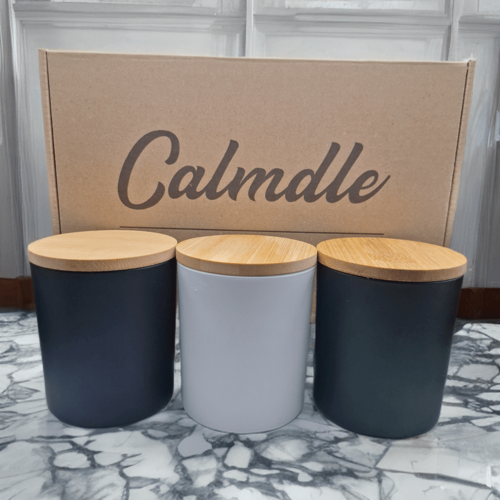Box cadeau bougies parfumées Calmdle avec 3 bougies noires et blanches aux couvercles en bois