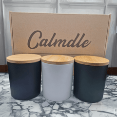 Box cadeau bougies parfumées Calmdle avec 3 bougies noires et blanches aux couvercles en bois