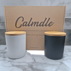 Coffret cadeau 2 bougies belges Calmdle avec pots blanc et noir et couvercles en bois