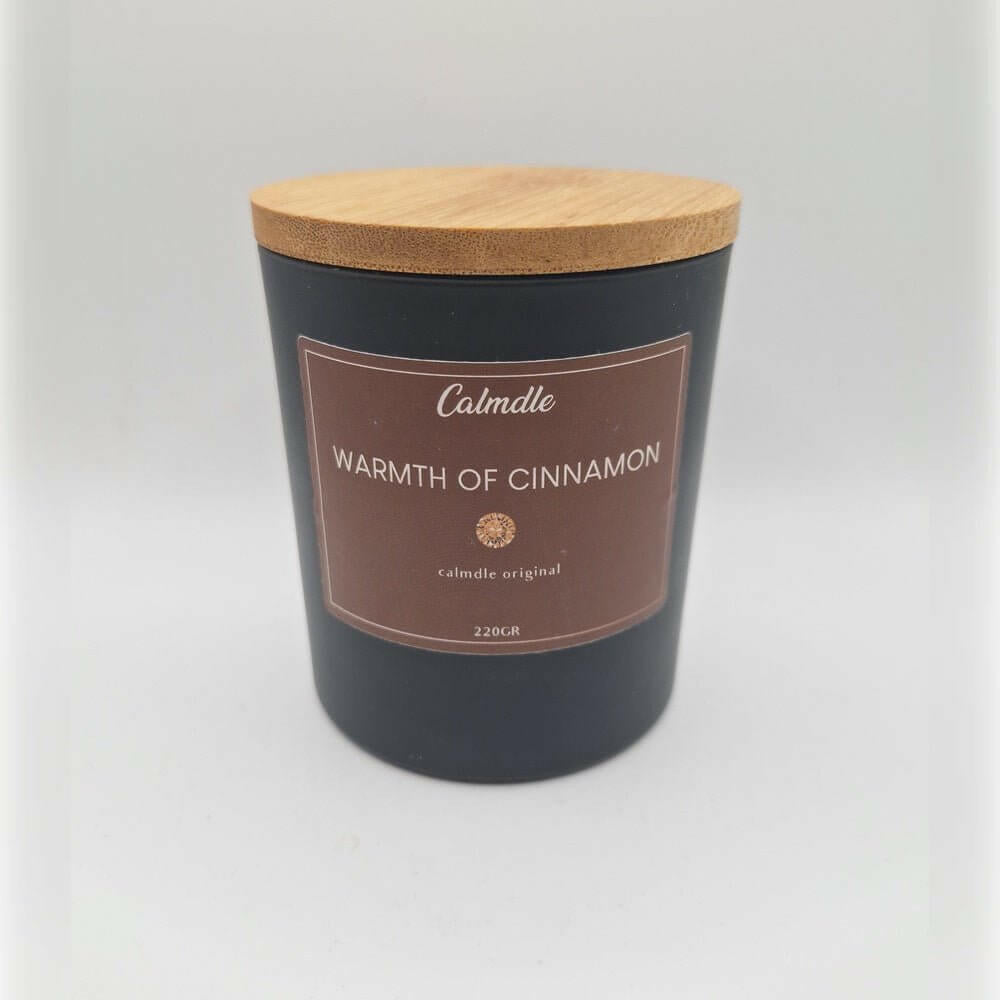 Bougie Cannelle Warmth Of Cinnamon Calmdle avec pot noir et couvercle en bois naturel